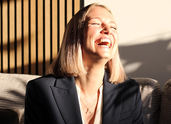 „Gianna Boers lacht herzlich in einem Portraitfoto“